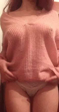 The temptation of the girl in pink: lightly remove the silk dress, the spring light suddenly ejaculates!